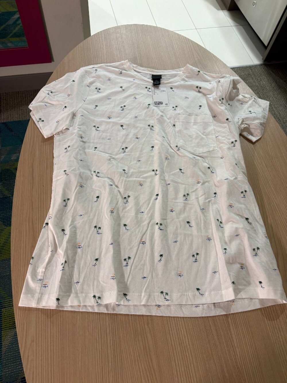 H&M Beach Print T Shirt Large White Short Sleeve NWT NEW Palm Tree Umbrellas